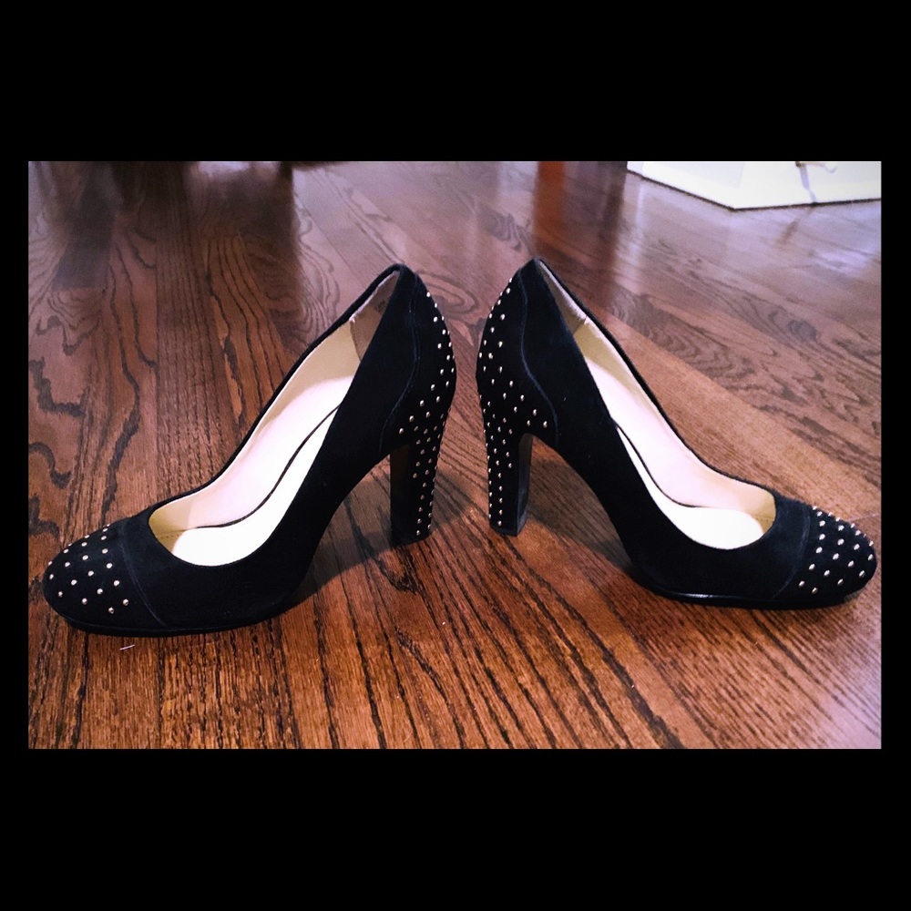 Anne Klein black pumps w/gold detail